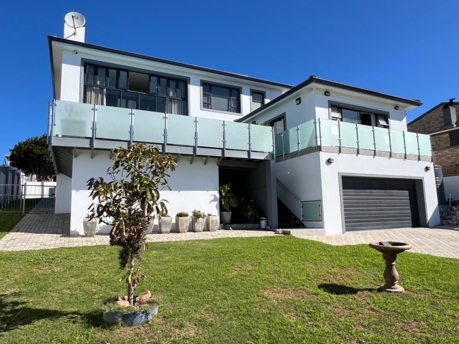 4 Bedroom Property for Sale in Wavecrest Eastern Cape